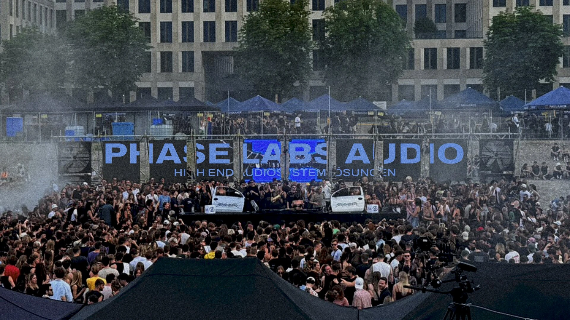 Phase Labs Audio beim Open-Air-Event: Blick über das Publikum zur Bühne mit dem Phase-Labs-Banner