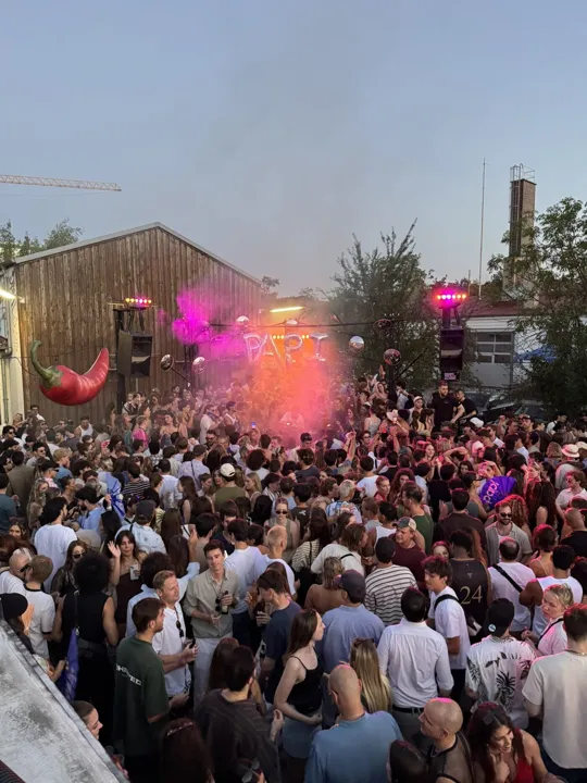 Open-Air-Publikum bei papitutmirleid
